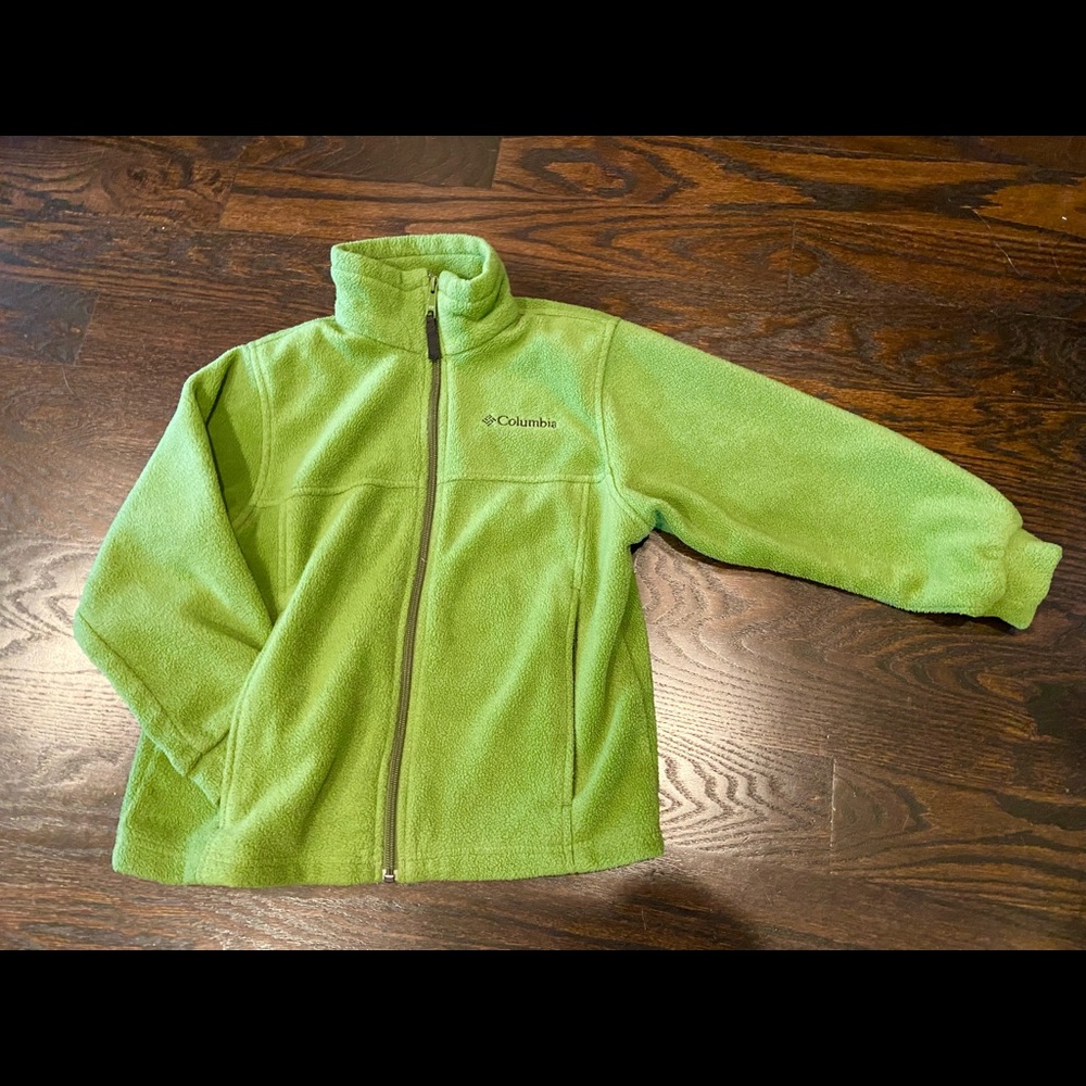 Kid’s Size 8 Columbia fleece jacket w zipper pockets & adjustable fit sizing.